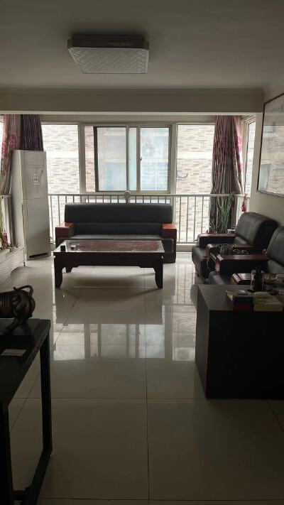 水晶花园100平 精装 3室2厅 家具齐全 有空调 冰箱 有储藏室 1200/月