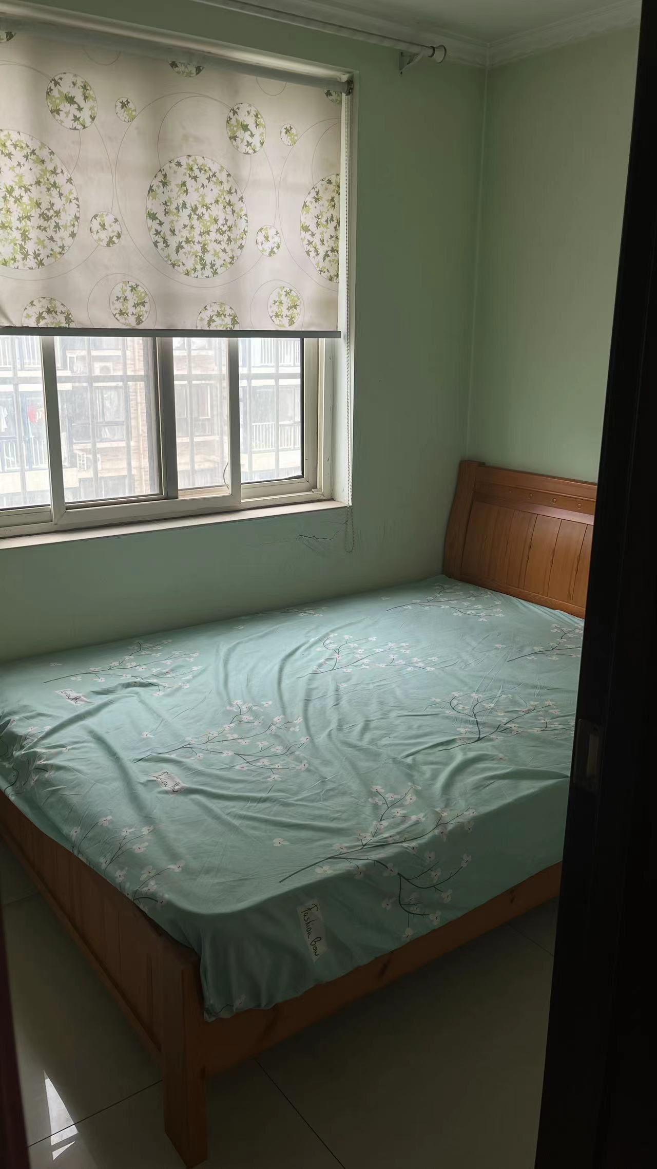 水晶花园100平 精装 3室2厅 家具齐全 有空调 冰箱 有储藏室 1200/月 租房