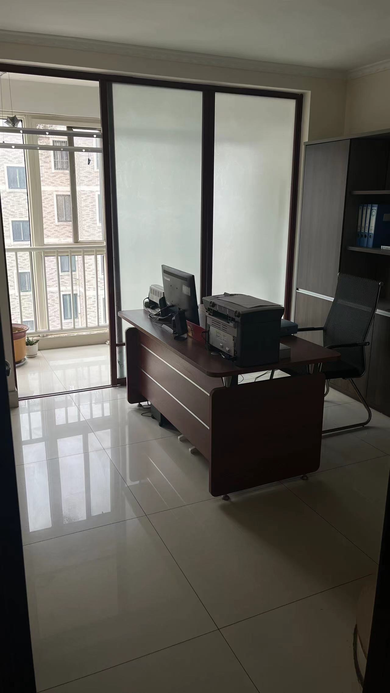 水晶花园100平 精装 3室2厅 家具齐全 有空调 冰箱 有储藏室 1200/月 租房