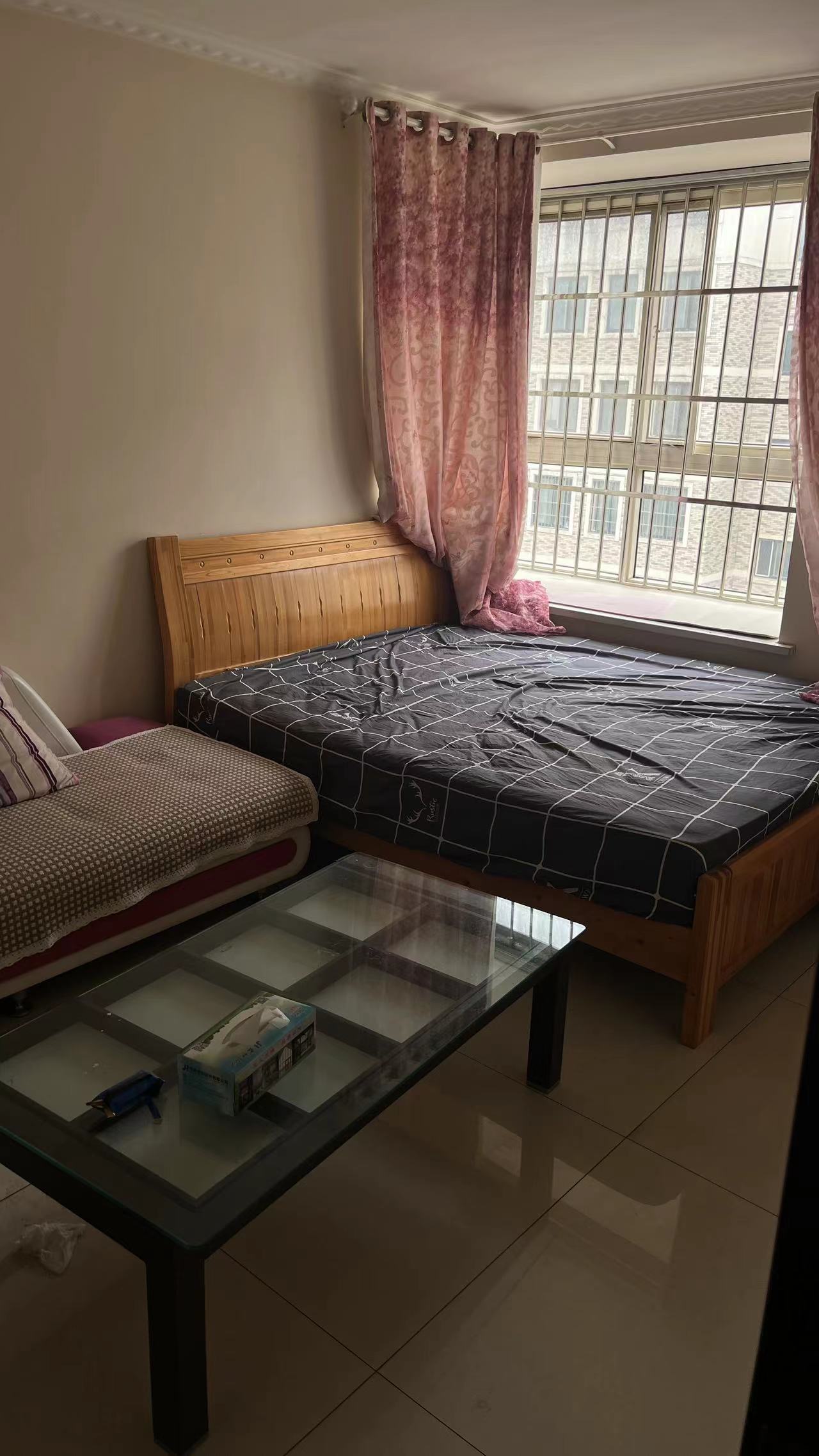 水晶花园100平 精装 3室2厅 家具齐全 有空调 冰箱 有储藏室 1200/月 租房