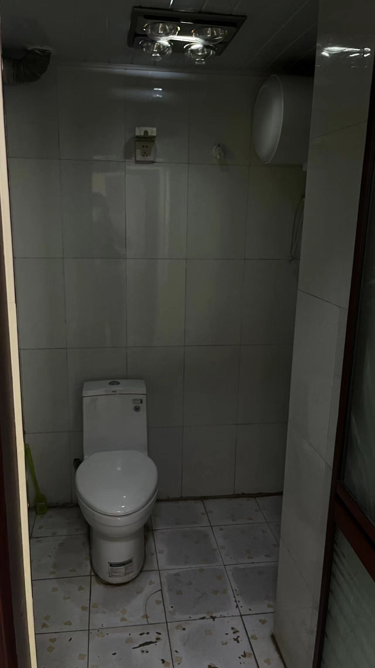 水晶花园100平 精装 3室2厅 家具齐全 有空调 冰箱 有储藏室 1200/月 租房