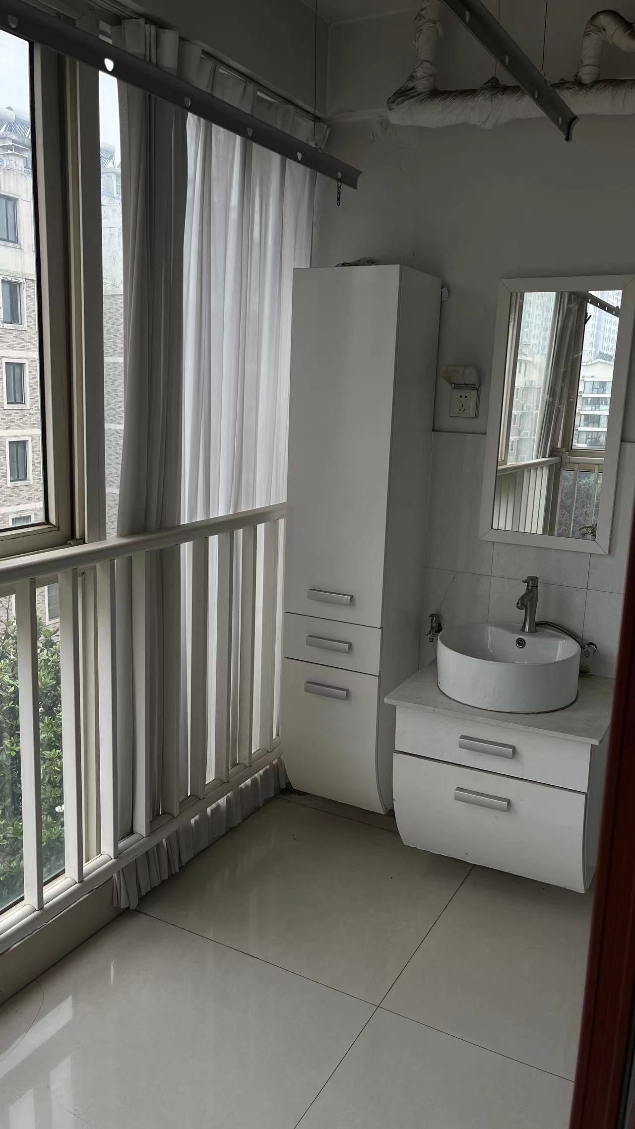 水晶花园100平 精装 3室2厅 家具齐全 有空调 冰箱 有储藏室 1200/月 租房