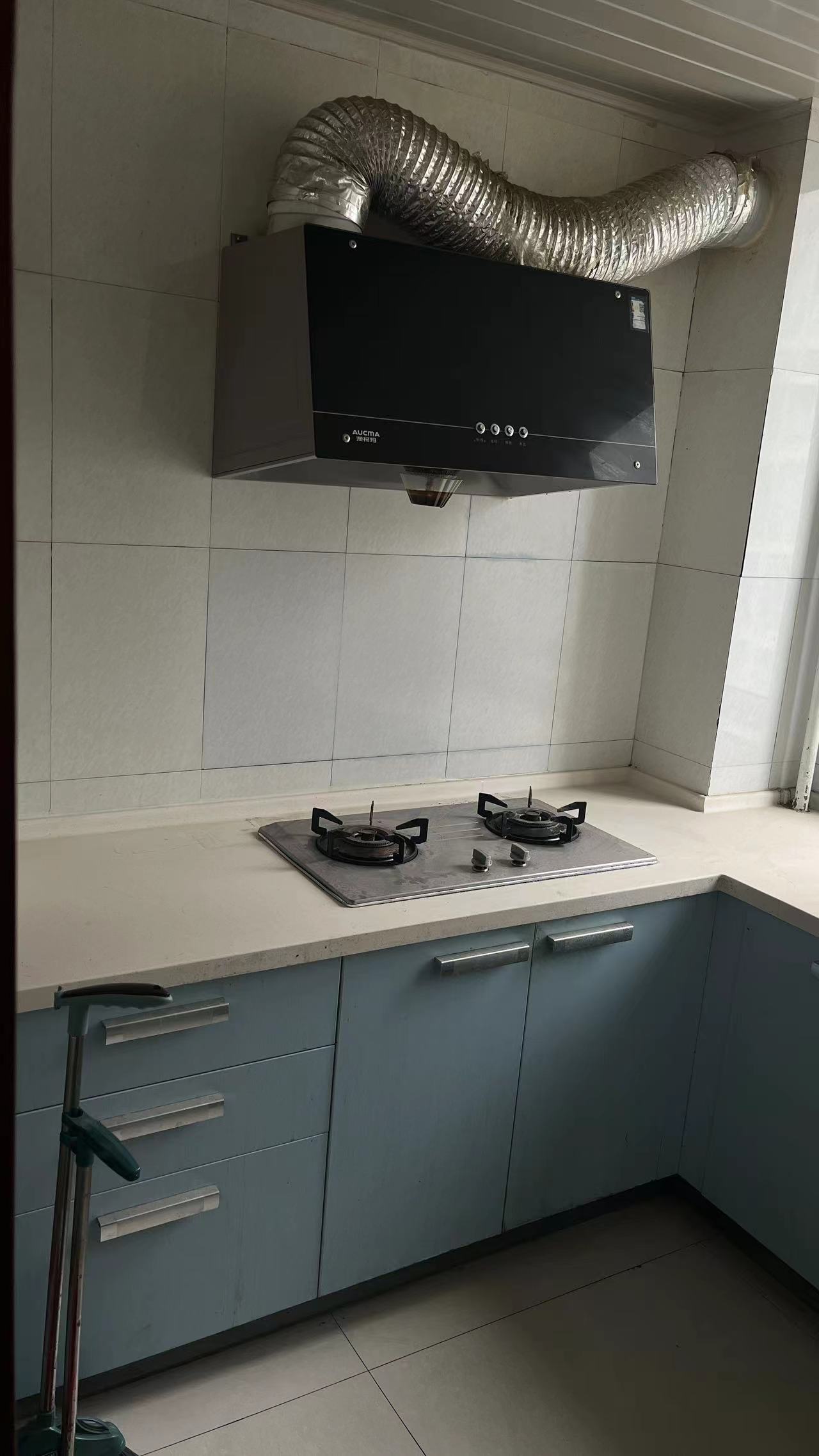 水晶花园100平 精装 3室2厅 家具齐全 有空调 冰箱 有储藏室 1200/月 租房