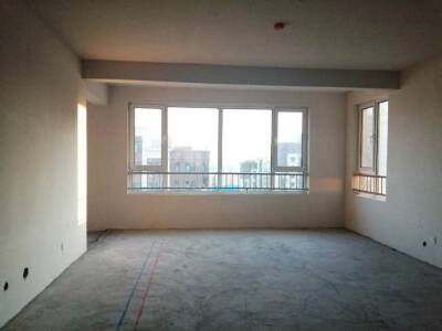 锦华御府，4室2厅2卫，190㎡，毛坯，售价165万