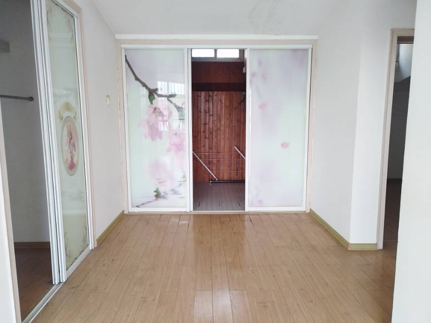 安泰水晶花园，5室3厅2卫，156㎡，简装，售价55万 二手房