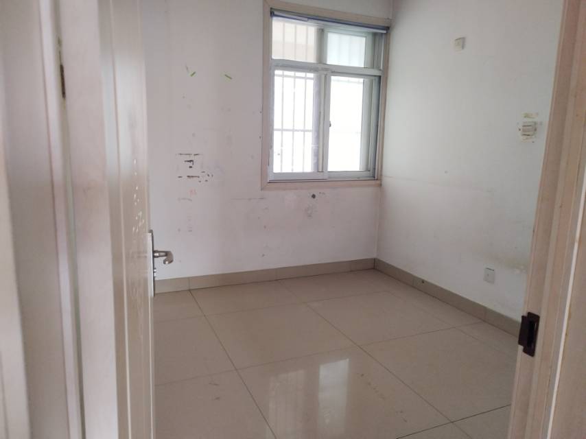 安泰水晶花园，5室3厅2卫，156㎡，简装，售价55万 二手房