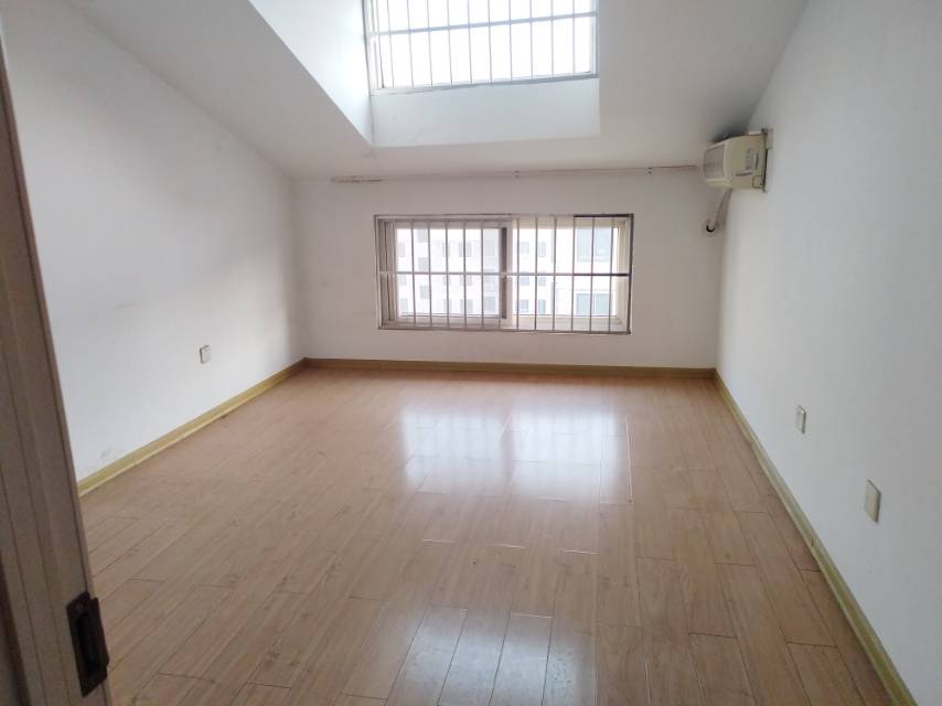 安泰水晶花园，5室3厅2卫，156㎡，简装，售价55万 二手房