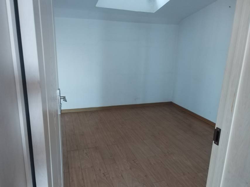 安泰水晶花园，5室3厅2卫，156㎡，简装，售价55万 二手房