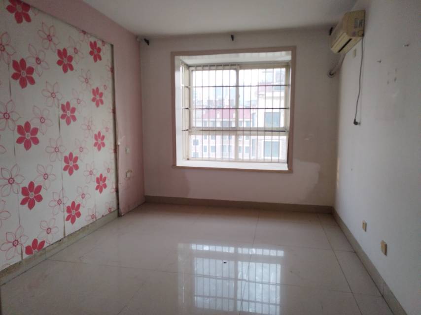 安泰水晶花园，5室3厅2卫，156㎡，简装，售价55万 二手房