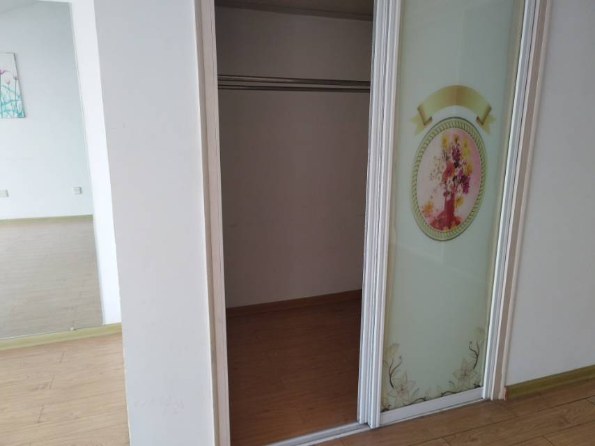 安泰水晶花园，5室3厅2卫，156㎡，简装，售价55万 二手房