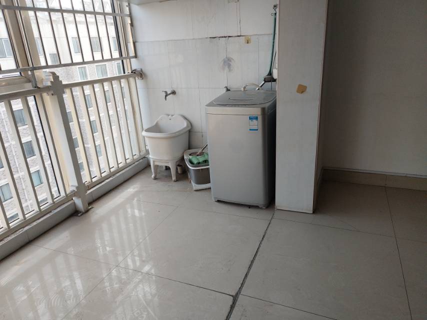 安泰水晶花园，5室3厅2卫，156㎡，简装，售价55万 二手房