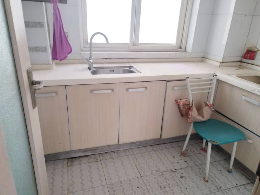 安泰水晶花园，5室3厅2卫，156㎡，简装，售价55万 二手房