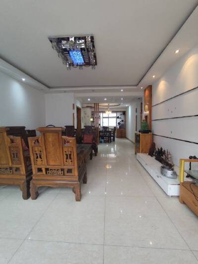 龙特假日湾，3室2厅1卫，147㎡，售价142万