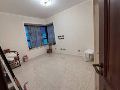 国际名庭，4室2厅2卫，180㎡，售价166万