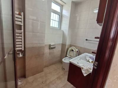 新城花园，4室2厅2卫，180㎡，售价198万