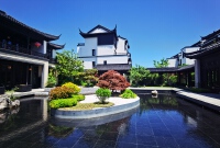 在售情况：国韵叠墅180-248㎡、11层低密小高层45-170㎡。参考价格：小高层均价8800元/㎡、叠墅12000-15000元/㎡。项目一期建设6栋4层中式叠墅，11栋11 层小高层。目前401-406#6栋叠墅，201-207#7栋小高层房源已交房入住。