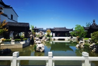 在售情况：国韵叠墅180-248㎡、11层低密小高层45-170㎡。参考价格：小高层均价8800元/㎡、叠墅12000-15000元/㎡。项目一期建设6栋4层中式叠墅，11栋11 层小高层。目前401-406#6栋叠墅，201-207#7栋小高层房源已交房入住。